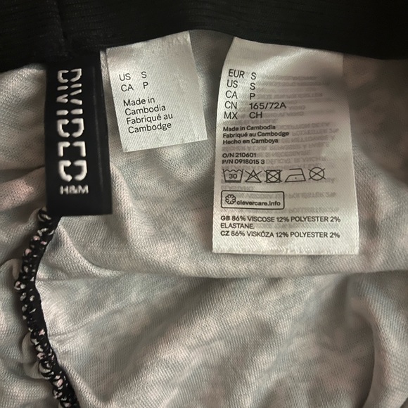 Cute floral skunched mini skirt - Picture 2 of 2